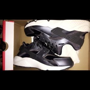 Size 8 in women’s Metallic Dark Grey Huaraches